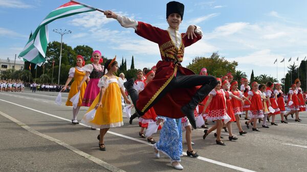 Desfile en honor del Día de la Independencia de Abjasia - Sputnik Mundo