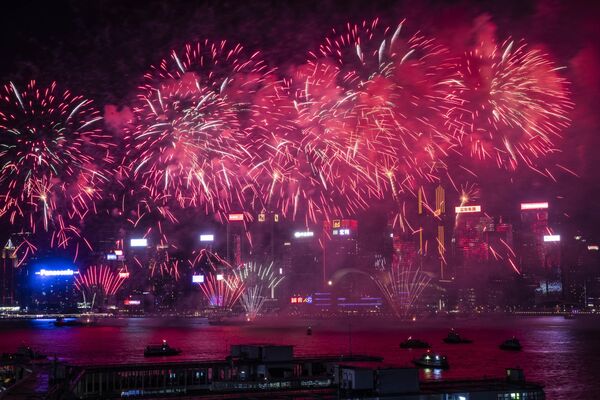El día de la fundación de China es la principal fiesta pública del país, que se celebra cada año el 1 de octubre. En la foto: fuegos artificiales festivos en la bahía Victoria de Hong Kong, región administrativa especial de China. - Sputnik Mundo