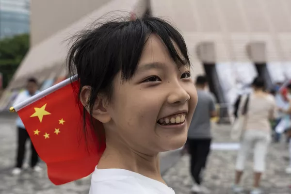 Desde 1999, el día de la fundación de China se celebra durante una semana, lo que se convirtió en un período de descanso para promover el turismo. Con el tiempo, éste se convirtió en una tradición nacional china y la propia festividad en una de las favoritas del país. En la foto: una niña con la bandera nacional china en el barrio de Tsim Sha Tsui, Hong Kong. Desde 1999, el día de la fundación de China se celebra durante una semana, lo que se convirtió en un período de descanso para promover el turismo. Con el tiempo, éste se convirtió en una tradición nacional china y la propia festividad en una de las favoritas del país. En la foto: una niña con la bandera nacional china en el barrio de Tsim Sha Tsui, Hong Kong. - Sputnik Mundo