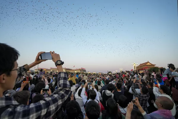 Durante la ceremonia de izamiento de la bandera, se sueltan palomas sobre la plaza de Tiananmén (en la foto). Además, tradicionalmente se celebra aquí un concierto festivo y un gran espectáculo de fuegos artificiales. Durante la ceremonia de izamiento de la bandera, se sueltan palomas sobre la plaza de Tiananmén (en la foto). Además, tradicionalmente se celebra aquí un concierto festivo y un gran espectáculo de fuegos artificiales. - Sputnik Mundo