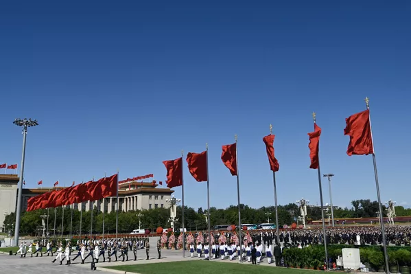 La fundación de la República Popular China fue proclamada el 1 de octubre de 1949 en la plaza de Tiananmén por Mao Zedong, Presidente del Partido Comunista de China. De este modo, se trazó el rumbo hacia la construcción de una China comunista. En la foto: ceremonia de entrega de coronas de flores en el Monumento a los Héroes del Pueblo, en la plaza de Tiananmén de Pekín, en vísperas del día de la fundación de China. La fundación de la República Popular China fue proclamada el 1 de octubre de 1949 en la plaza de Tiananmén por Mao Zedong, Presidente del Partido Comunista de China. De este modo, se trazó el rumbo hacia la construcción de una China comunista. En la foto: ceremonia de entrega de coronas de flores en el Monumento a los Héroes del Pueblo, en la plaza de Tiananmén de Pekín, en vísperas del día de la fundación de China. - Sputnik Mundo