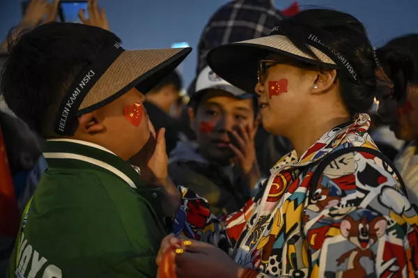 La fiesta en honor de la fundación de la República Popular China es un momento en el que la unidad y la cohesión del pueblo chino se hacen sentir especialmente. En estas fechas, los chinos envían "Guo Qing Jie Kuai Le!" ("¡Feliz día de la fundación!") a sus familiares y amigos. En la foto: Asistentes a la ceremonia de izado de la bandera nacional en la plaza de Tiananmén de Pekín. La fiesta en honor de la fundación de la República Popular China es un momento en el que la unidad y la cohesión del pueblo chino se hacen sentir especialmente. En estas fechas, los chinos envían "Guo Qing Jie Kuai Le!" ("¡Feliz día de la fundación!") a sus familiares y amigos. En la foto: Asistentes a la ceremonia de izado de la bandera nacional en la plaza de Tiananmén de Pekín. - Sputnik Mundo