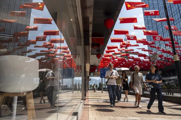 Peatones en una calle de Hong Kong durante las celebraciones del día de la fundación de la República Popular China. Peatones en una calle de Hong Kong durante las celebraciones del día de la fundación de la República Popular China. - Sputnik Mundo