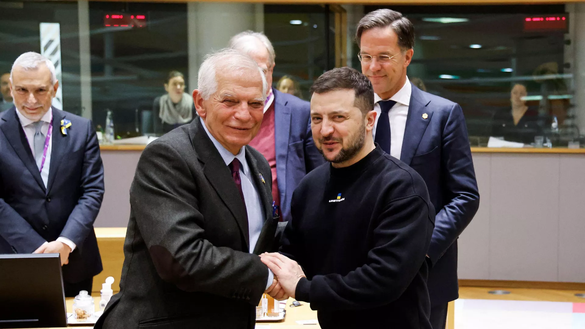 El jefe de la diplomacia europea, Josep Borrell, y el presidente ucraniano, Volodímir Zelenski El jefe de la diplomacia europea, Josep Borrell, y el presidente ucraniano, Volodímir Zelenski - Sputnik Mundo, 1920, 02.10.2023