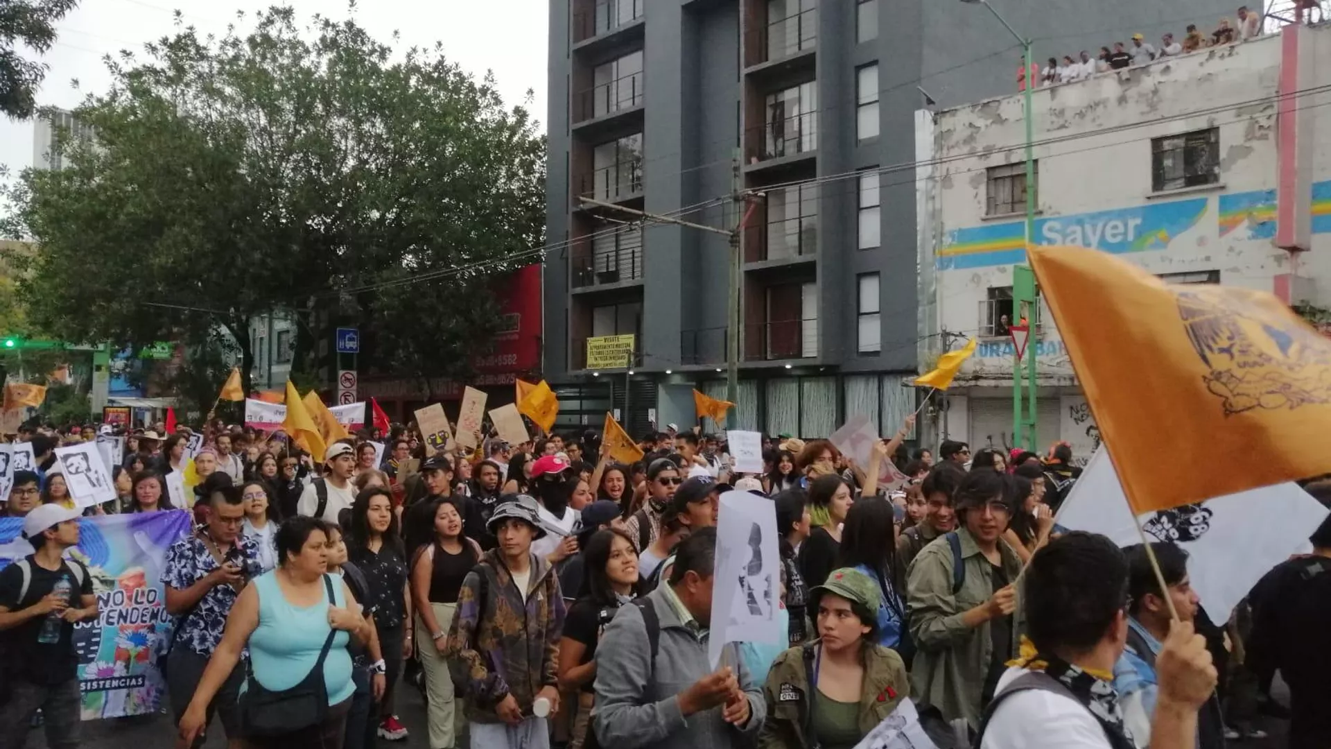 Jóvenes marchan en Ciudad de México para conmemorar el Movimiento Estudiantil de 1968 