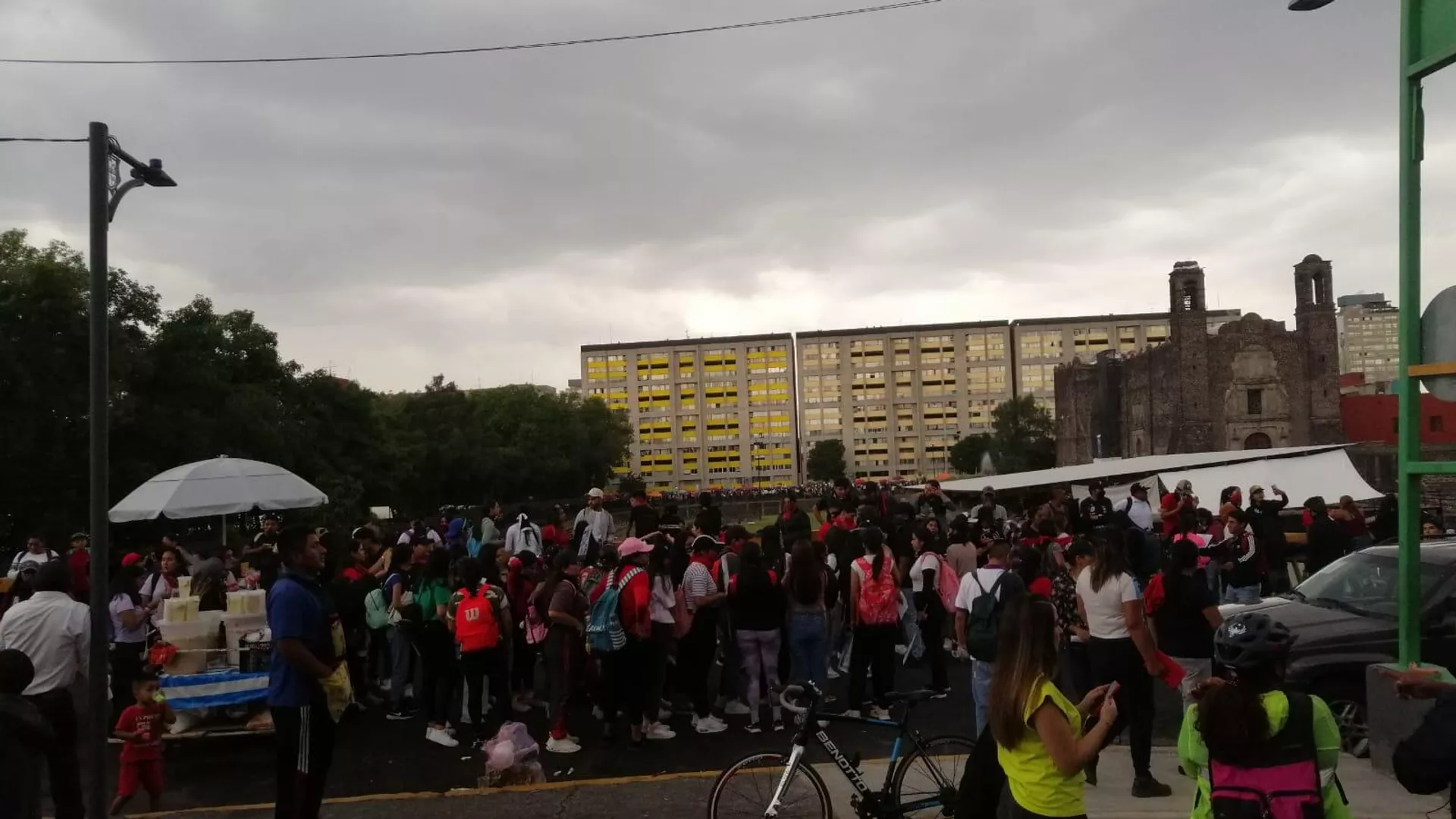 Jóvenes marchan en Ciudad de México para conmemorar el Movimiento Estudiantil de 1968 