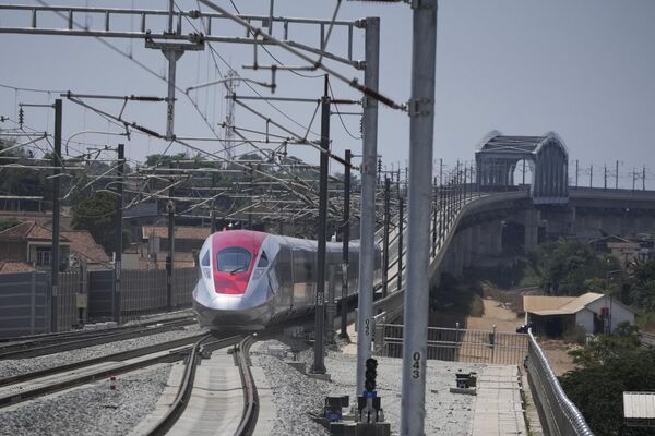 El tren de alta velocidad durante la ceremonia de la inauguración. - Sputnik Mundo