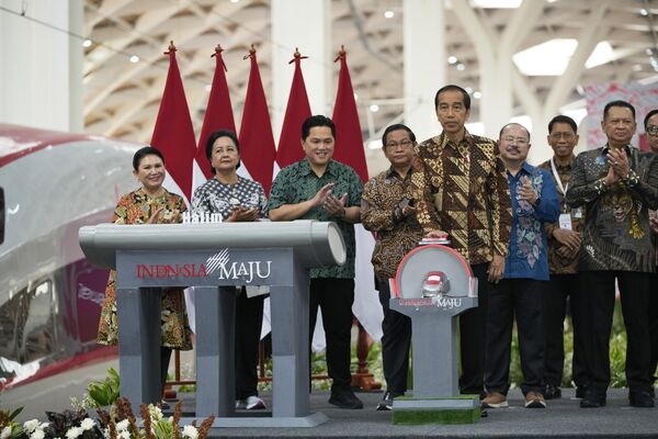 El presidente de Indonesia, Joko Widodo, inauguró los servicios comerciales del tren de alta velocidad que conecta la capital, Yakarta, con la ciudad de Bandung, el primero de este tipo en el archipiélago y en el Sudeste Asiático. &quot;El tren Yakarta-Bandung es ejemplo de la modernización de nuestro eficiente sistema de transporte&quot;, subrayó el mandatario. - Sputnik Mundo