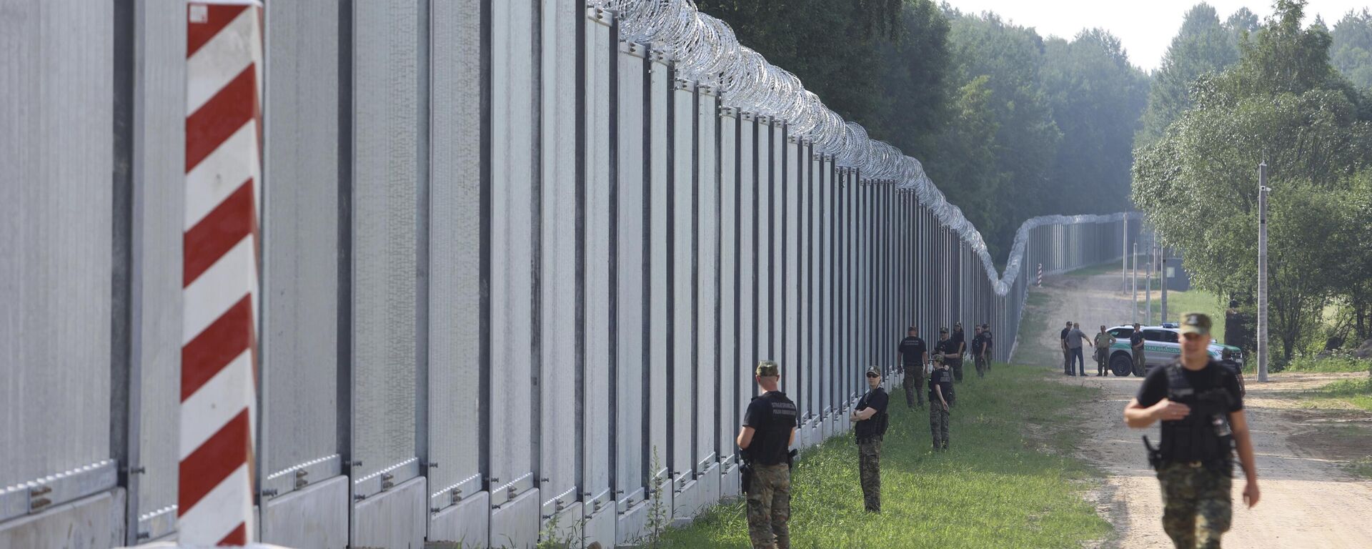 Guardias fronterizos polacos patrullan la zona de un muro metálico recién construido en la frontera entre Polonia y Bielorrusia - Sputnik Mundo, 1920, 03.10.2023