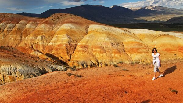 Una niña en el valle Kyzyl-Chin en la estepa Chui de la República de Altai - Sputnik Mundo