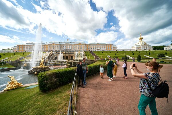 La encuesta también recopiló una clasificación de los lugares de interés creados por el hombre. El 65% de los encuestados situó en primer lugar el museo Peterhof en San Petersburgo.En la foto: visitantes en el museo-reserva estatal de Peterhof. El 3 de julio, celebró la gran apertura de las fuentes, aplazada dos meses debido a la pandemia de coronavirus. - Sputnik Mundo