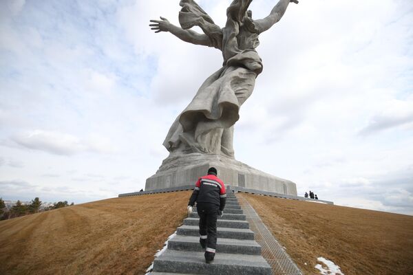 El mayor complejo conmemorativo del mundo dedicado a la Gran Guerra Patria, Mamáyev Kurgán, en Volgogrado, ocupó la tercera línea de la clasificación: el 25% de los encuestados votaron por él.En la foto: una persona en el monumento ¡La patria llama! en Mamáyev Kurgán. Una comisión especial fue enviada a la ciudad de Volgogrado para estudiar el estado del monumento tras los informes sobre la aparición de grietas en la estatua. - Sputnik Mundo