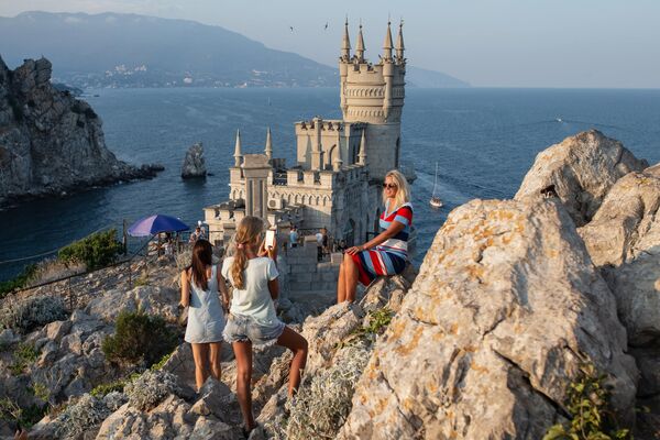 El monumento arquitectónico Nido de golondrina, en la península rusa de Crimea. Obtuvo el 21% de los votos de los usuarios.En la foto: turistas tomando fotos cerca del castillo Nido de golondrina, en un acantilado costero del pueblo de Gaspra, Crimea. - Sputnik Mundo