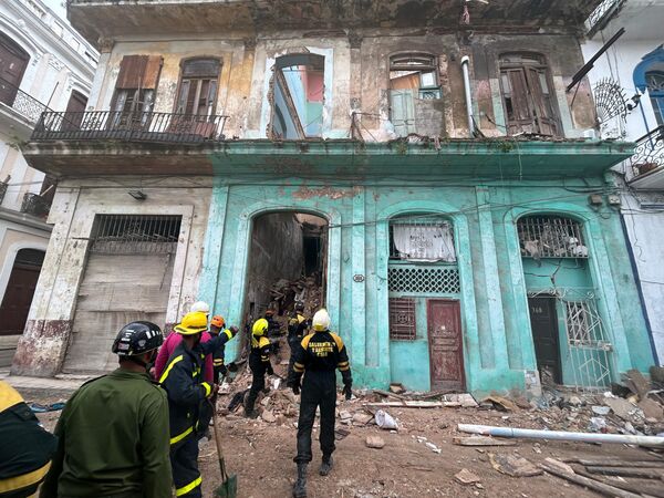Un socorrista murió en el derrumbe de un edificio de viviendas de tres plantas en La Habana Vieja, en el centro histórico de la capital cubana. Otras dos personas resultaron heridas y fueron trasladadas al hospital.En la foto: rescatistas trabajando en el bloque de apartamentos tras su derrumbe.  - Sputnik Mundo