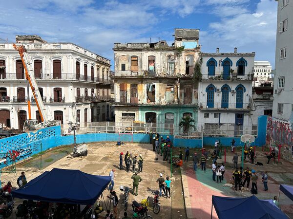 Informan que sigue habiendo personas bajo los restos del edificio. Los socorristas están retirando los escombros con ayuda de equipos y de forma manual, pero el trabajo se complica debido a la amenaza de un segundo derrumbe. - Sputnik Mundo