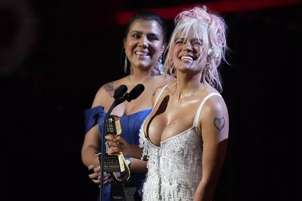 La estrella colombiana Karol G (en la foto a la derecha) recibió cinco premios: por ganar el "Hot Latin Songs" Artista del Año para mujeres, el "Top Latin Albums" Artista del Año para mujeres, dos premios por su álbum "Mañana Será Bonito" y el Premio Billboard Espíritu de Esperanza de Billboard por su labor filantrópica en apoyo a las mujeres a través de su Fundación Con Cora. La estrella colombiana Karol G (en la foto a la derecha) recibió cinco premios: por ganar el "Hot Latin Songs" Artista del Año para mujeres, el "Top Latin Albums" Artista del Año para mujeres, dos premios por su álbum "Mañana Será Bonito" y el Premio Billboard Espíritu de Esperanza de Billboard por su labor filantrópica en apoyo a las mujeres a través de su Fundación Con Cora. - Sputnik Mundo