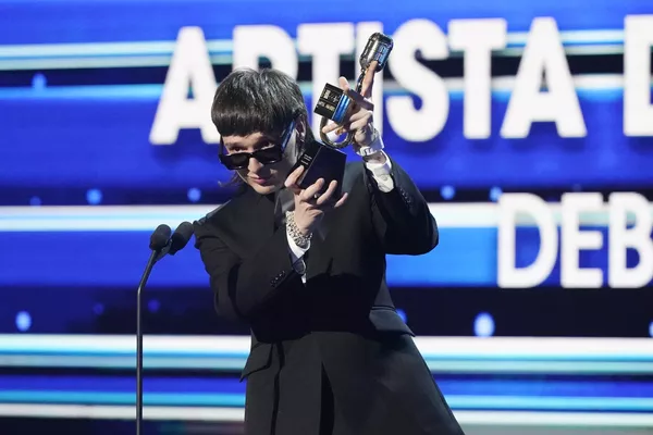 El gran triunfador fue la estrella mexicana Peso Pluma (en la foto), que se llevó ocho premios, entre ellos el de Artista del Año, Debut, Compositor del Año y varios galardones por su hit "Ella Baila Sola" con el trío Eslabón Armado. El gran triunfador fue la estrella mexicana Peso Pluma (en la foto), que se llevó ocho premios, entre ellos el de Artista del Año, Debut, Compositor del Año y varios galardones por su hit "Ella Baila Sola" con el trío Eslabón Armado. - Sputnik Mundo