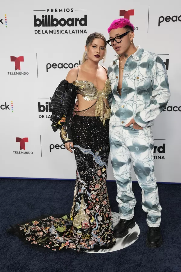La cantante mexicana Sofía Reyes (izquierda) y la colombiana Beele posan para una foto antes del inicio de los Premios Billboard de la Música Latina 2023. La cantante mexicana Sofía Reyes (izquierda) y la colombiana Beele posan para una foto antes del inicio de los Premios Billboard de la Música Latina 2023. - Sputnik Mundo