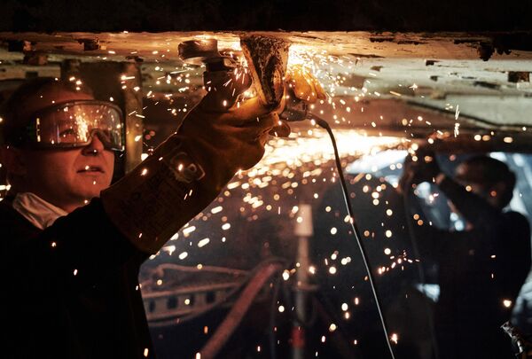 Un trabajador restaurando el interior del submarino nuclear en el Museo Naval de Kronstadt. - Sputnik Mundo