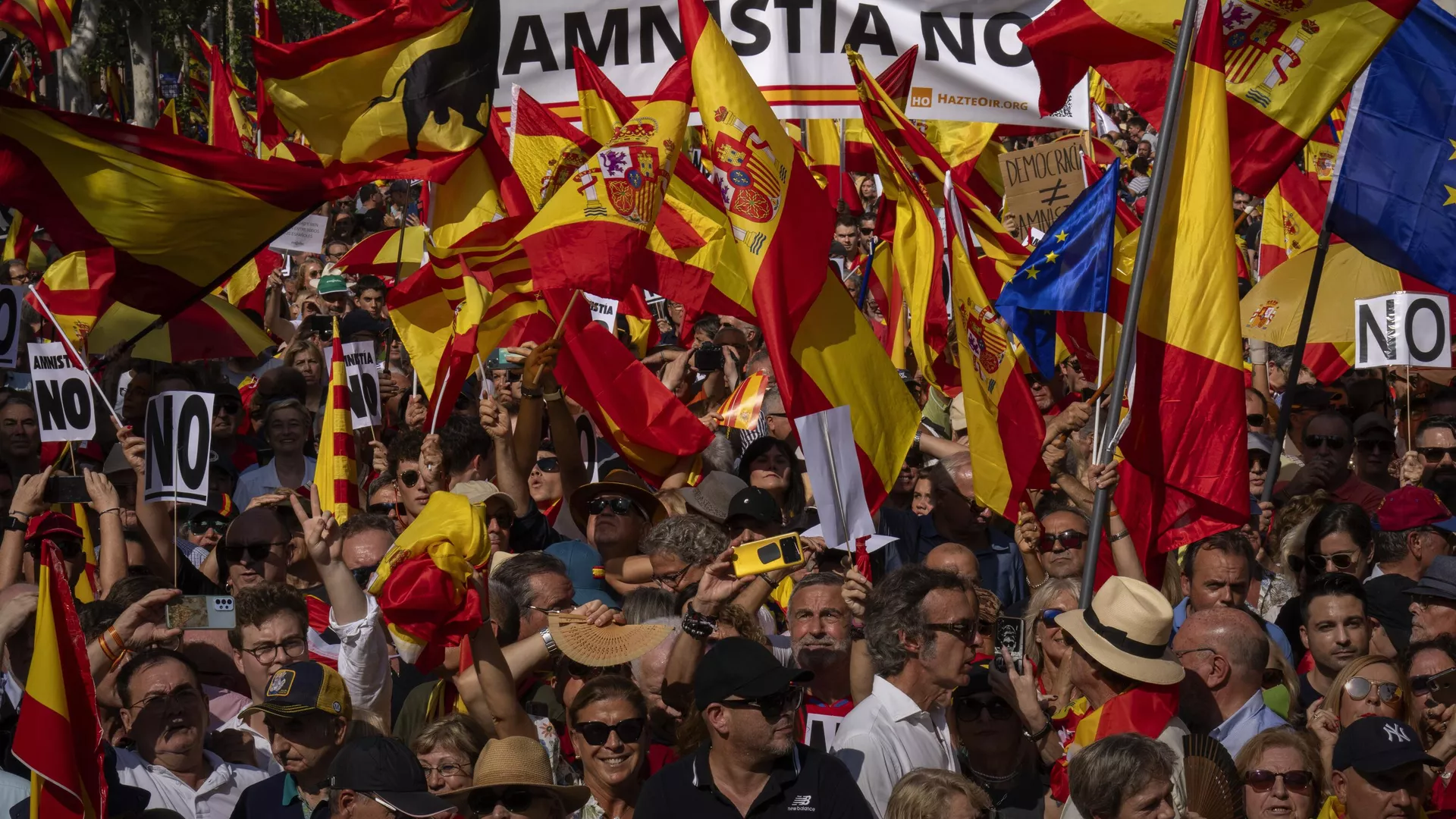 Protestas contra la amnistía del líder independentista catalán [Carles] Puigdemont, en Barcelona, España, el 8 de octubre de 2023