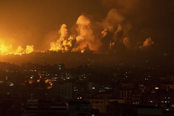 La noche del 8 al 9 de octubre, cazas y helicópteros, aviación y artillería de las Fuerzas de Defensa de Israel (FDI) atacaron más de 500 objetivos de los terroristas de Hamás (Movimiento de Resistencia Islámica) y la Yihad Islámica en la Franja de Gaza, informó el servicio de prensa del Ejército israelí. - Sputnik Mundo