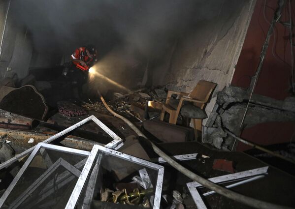 Anteriormente, las FDI declararon que eliminaron a más de 400 combatientes de los grupos palestinos, y que cientos más murieron o habían sido capturados en Israel.En la foto: un equipo palestino de defensa civil inspecciona un edificio destruido por un ataque israelí. - Sputnik Mundo