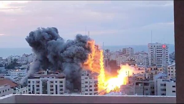 En la madrugada del sábado 7 de octubre, Israel sufrió un ataque con cohetes desde la Franja de Gaza de una magnitud sin precedentes. El ala militar del movimiento palestino Hamás anunció la operación Inundación de Al Aqsa contra Israel.En la foto: fotograma de un vídeo del Ejército israelí lanzando cohetes contra la ciudad de Gaza. - Sputnik Mundo