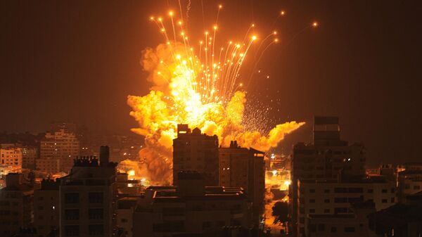 Bombardeo de edificios en la ciudad palestina de Gaza - Sputnik Mundo