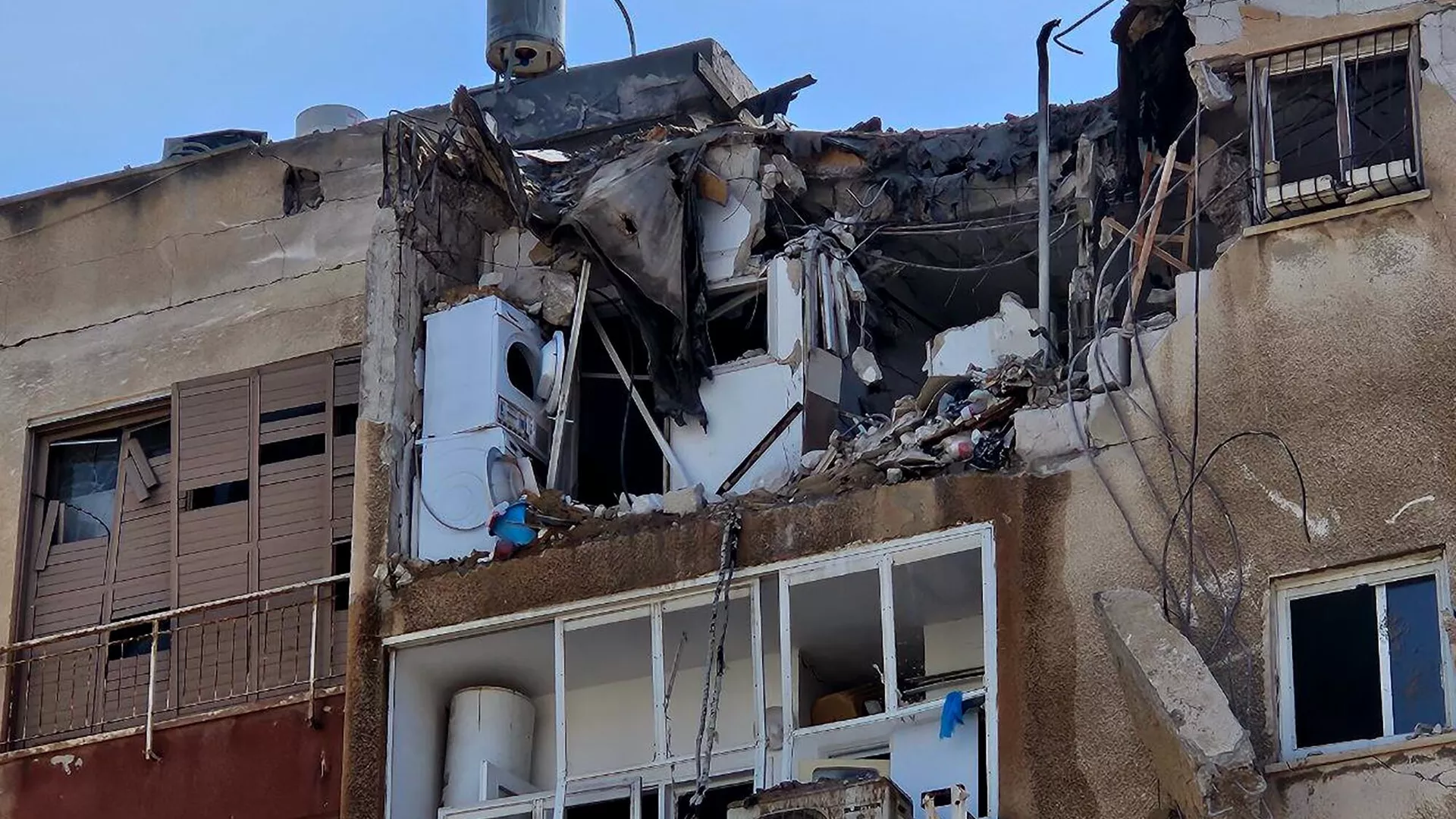 Un edificio dañado por los ataques con cohetes contra Tel Aviv.
