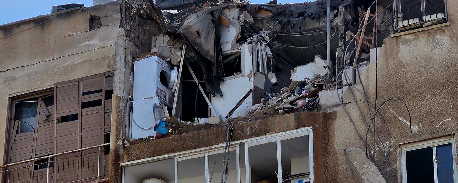 Un edificio dañado por los ataques con cohetes contra Tel Aviv. - Sputnik Mundo, 1920, 13.10.2023