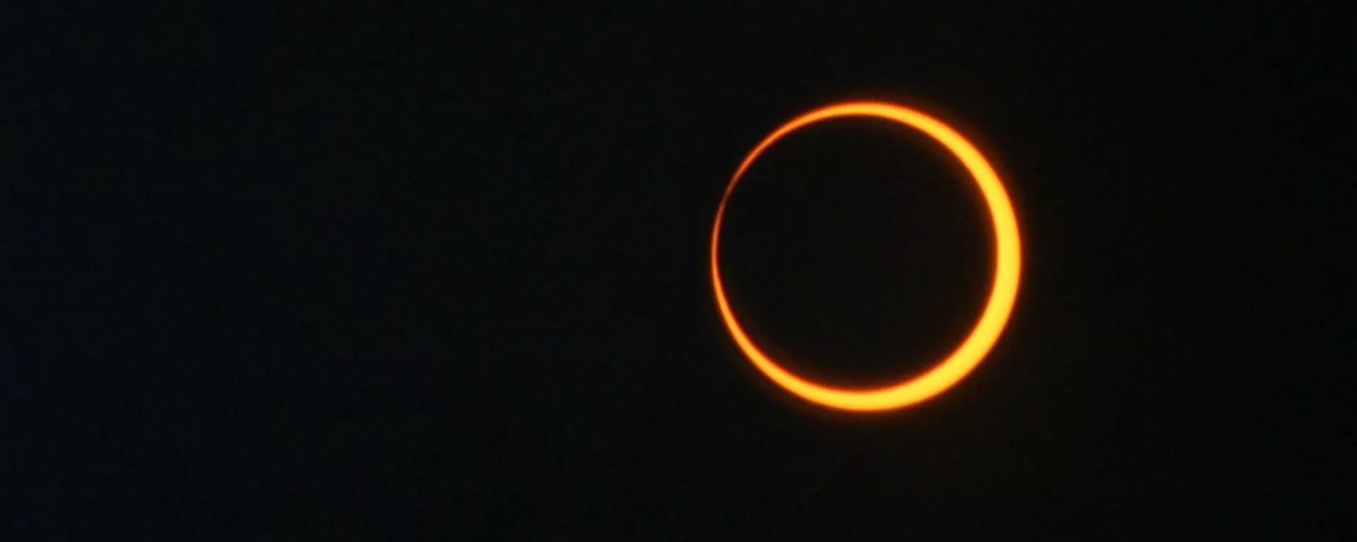 La Luna se interpone entre el Sol y la Tierra y genera un efecto visual de anillo. La Luna se interpone entre el Sol y la Tierra y genera un efecto visual de anillo. - Sputnik Mundo, 1920, 10.10.2023