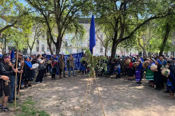 Marcha mapuche por el Día de la resistencia de los pueblos originarios en Chile - Sputnik Mundo