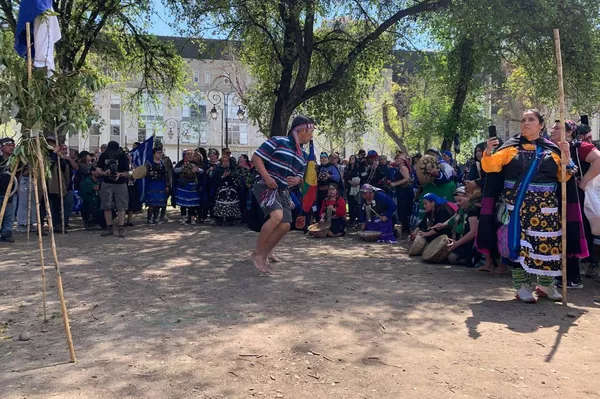 Marcha mapuche por el Día de la resistencia de los pueblos originarios en Chile - Sputnik Mundo