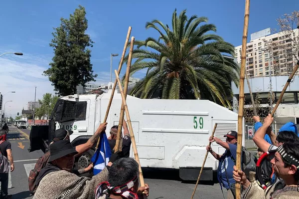Marcha mapuche por el Día de la resistencia de los pueblos originarios en Chile - Sputnik Mundo
