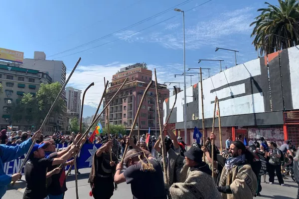 Marcha mapuche por el Día de la resistencia de los pueblos originarios en Chile - Sputnik Mundo
