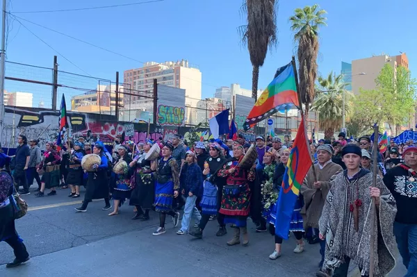 Marcha mapuche por el Día de la resistencia de los pueblos originarios en Chile - Sputnik Mundo