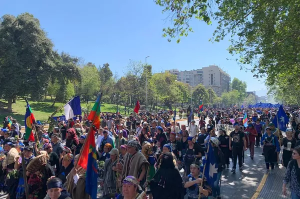 Marcha mapuche por el Día de la resistencia de los pueblos originarios en Chile - Sputnik Mundo