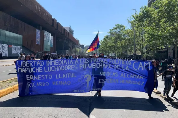 Marcha mapuche por el Día de la resistencia de los pueblos originarios en Chile - Sputnik Mundo