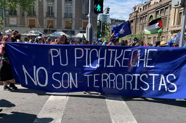 Marcha mapuche por el Día de la resistencia de los pueblos originarios en Chile - Sputnik Mundo