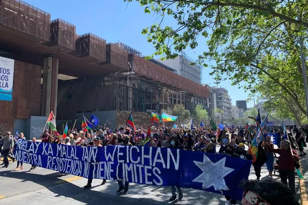 Marcha mapuche por el Día de la resistencia de los pueblos originarios en Chile - Sputnik Mundo
