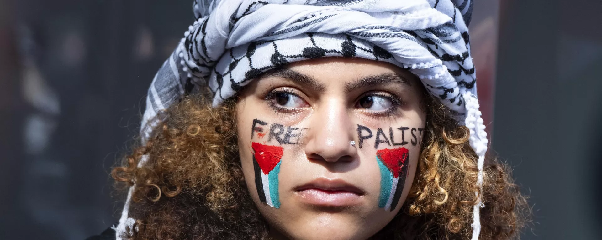 Una partidaria palestina cerca del consulado israelí, donde los partidarios israelíes se reunieron en Nueva York. - Sputnik Mundo, 1920, 10.10.2023