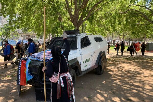 Marcha mapuche por el Día de la resistencia de los pueblos originarios en Chile - Sputnik Mundo
