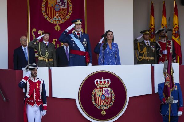 El 12 de octubre se celebró en Madrid un desfile militar con motivo del Día de la Fiesta Nacional de España. Siguiendo una larga tradición, el desfile contó con la presencia de miembros de la familia real española. En la foto: de izquierda a derecha: la princesa Leonor, heredera al trono español, el rey Felipe VI y la reina Letizia. - Sputnik Mundo