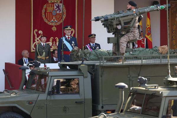 El 12 de octubre es doblemente festivo en España. Originalmente, era el día de la patrona del país, la Virgen del Pilar. En la foto: miembros de la familia real española en el desfile militar. - Sputnik Mundo