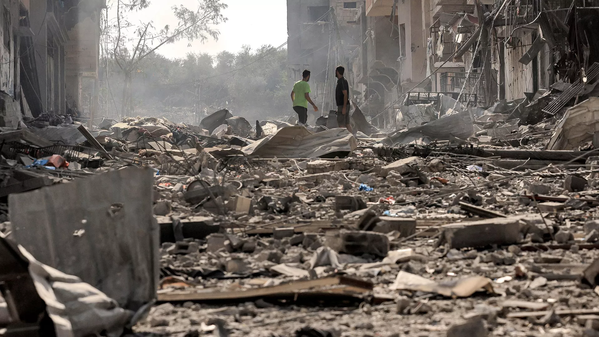 Varios hombres entre los escombros y la destrucción en Gaza, el 11 de octubre de 2023, en el quinto día de combates entre el movimiento islamista palestino Hamás e Israel. Varios hombres entre los escombros y la destrucción en Gaza, el 11 de octubre de 2023, en el quinto día de combates entre el movimiento islamista palestino Hamás e Israel.