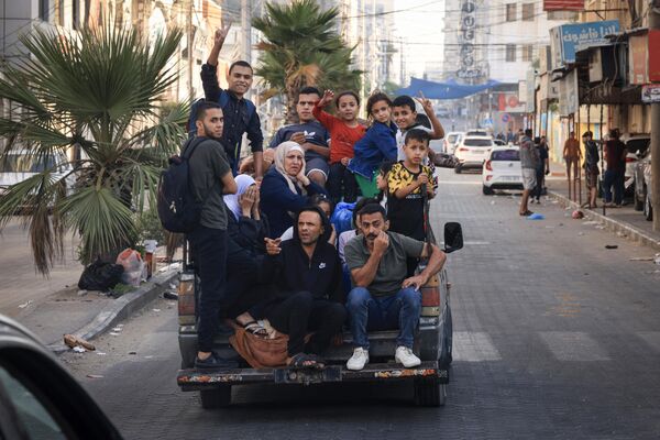 Hacia la medianoche del 13 de octubre, las Fuerzas de Defensa de Israel pidieron a todos los civiles de la ciudad de Gaza que evacuaran sus hogares por su propia seguridad en un plazo de 24 horas y se trasladaran a una zona al sur de Wadi Gaza. - Sputnik Mundo