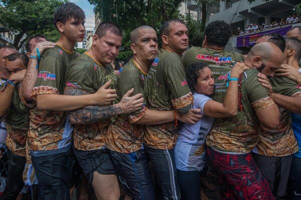 Devotos de Nuestra Señora de Nazaré participan en una procesión religiosa durante el mayor festival católico Círio de Nazaré en Belem, estado de Pará, Brasil. - Sputnik Mundo