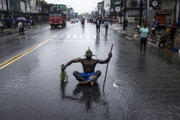 Un partidario del actual presidente George Weah y de su partido político, el Congreso para el Cambio Democrático, en una calle de Monrovia, en vísperas de las elecciones generales de Liberia. - Sputnik Mundo