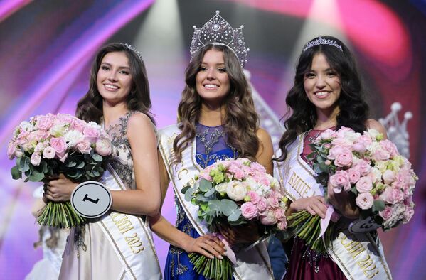 Ganadoras de Miss Rusia 2023 (de izquierda a derecha): la primera Vice-Miss Rusia 2023 Elizaveta Dúdina, Miss Rusia 2023 Margarita Gólubeva y la segunda Vice-Miss Rusia 2023 Liubov Jójolova en la ceremonia de entrega de premios en la sala de conciertos Barvija Luxury Village, cerca de Moscú. - Sputnik Mundo