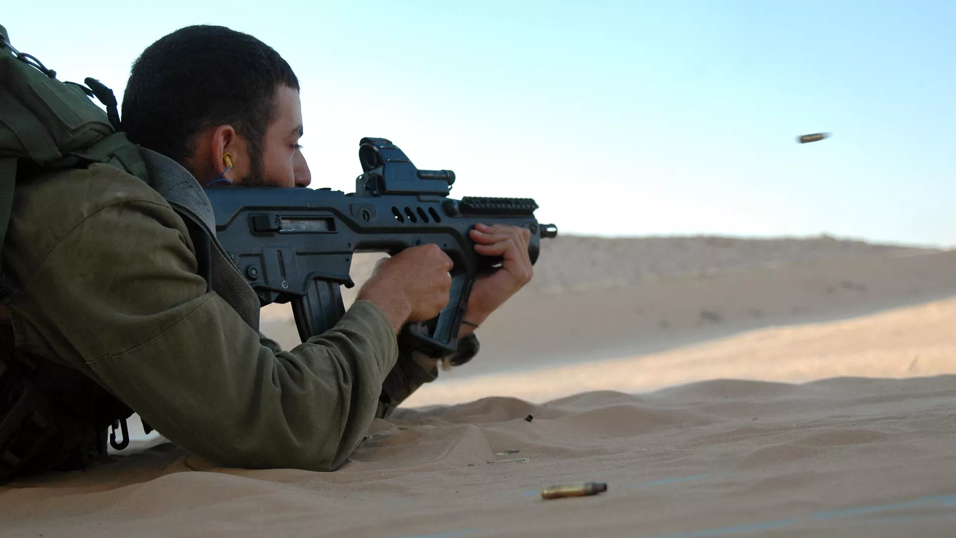 Un soldado israelí dispara arma TAR-21 en un campo de tiro militar en el sur de Israel el 6 de julio de 2009.